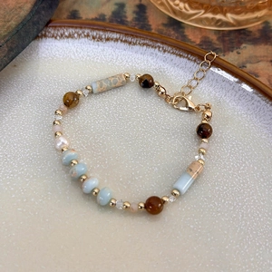 Vue détaillée du bracelet artisanal avec perles d'eau douce et pierres naturelles