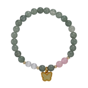 Bracelet en perles de jade naturel avec pendentif papillon et détails dorés sur blanc