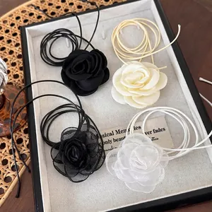 Collier ras du cou élégant avec fleurs en satin et organza et longs lacets pour femmes