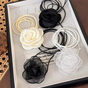 Détails de colliers chokers fleur camélia en satin et organza noir et beige élégants