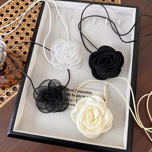 Coffret de colliers chokers camélia élégants avec roses en tissu noir et blanc