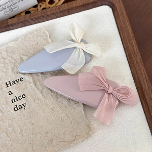 Barrettes à cheveux douces avec nœuds en tissu gris et rose sur plateau d'affichage