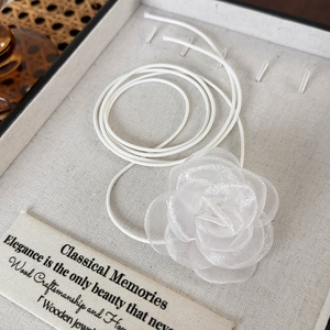 Vue détaillée du choker fleur camélia blanc avec pétales en tulle multicouches