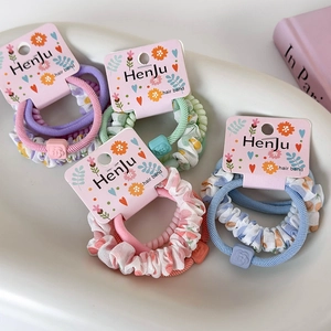 Détail du lot de 4 chouchous colorés avec motifs floraux en mousseline pour cheveux