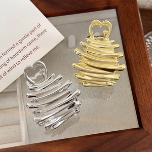 Pinces à cheveux en forme de cœur dorées et argentées avec texture ondulée élégante