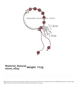 Vue détaillée du bracelet en perles rouges avec un pendentif cadenas Ruyi