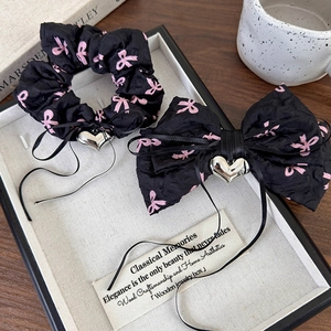 Ensemble chouchou et barrette nœud noir Y2K avec motif ruban rose et pendentif cœur