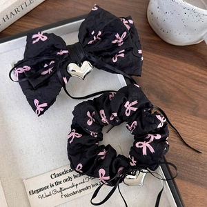 Ensemble chouchou et barrette noirs avec nœuds roses et pendentifs cœur en argent