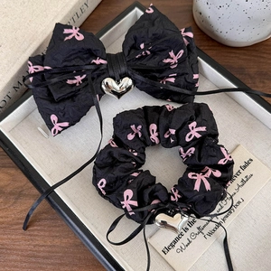 Ensemble chouchou et barrette Y2K noir avec motifs de nœuds roses et cœur argenté poli