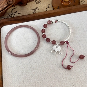 Détails du bracelet jonc en agate violette et bracelet avec pendentif de verrou chinois