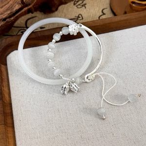 Détail de l'ensemble de bracelets muguet avec pierres œil de chat et pendentifs argent