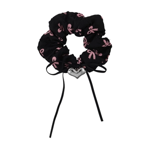 Chouchou Y2K noir avec motifs de nœuds roses et un pendentif en métal en forme de cœur