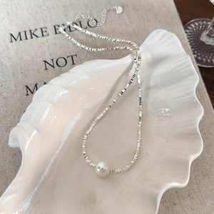 Detailed close-up of S925 silver irregular chain with elegant white pearl on shell plate