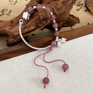 Détail du bracelet fleur de muguet en argent avec perles de quartz fraise et cordon réglable