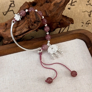Détail du bracelet muguet avec pierres œil de chat et pendentif traditionnel Fu chinois