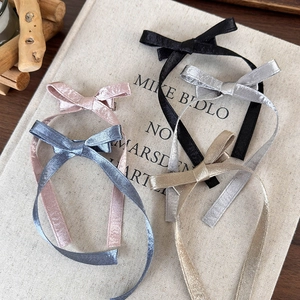 Lot de barrettes à nœuds en velours élégantes en noir rose bleu et or sur livre