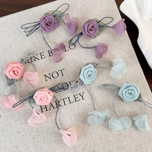Elegante 3D-Chiffon-Rosenohrringe in Pink, Lila und Blau mit grünen Blattakzenten