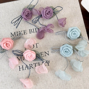 Handgefertigte Seidenrosen-Ohrhänger in Lila Rosa und Minzgrün für den Strandurlaub
