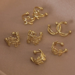 Ensemble de clips d'oreilles dorés avec feuilles et fleurs sur tissu de soie