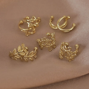 Vue détaillée de l'ensemble de 5 boucles d'oreilles dorées feuilles et fleurs sur soie