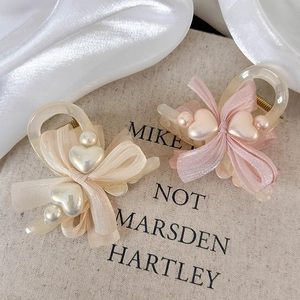 Elegant bow hair claw set with heart pearls in cream and pink for chic hairstyles