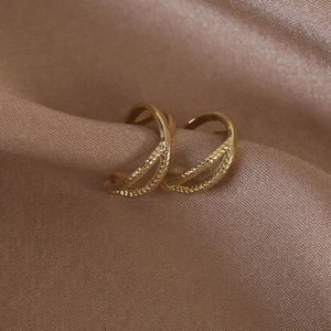 Manchette d'oreille dorée avec motif de feuilles et design double anneau torsadé chic