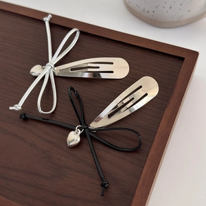 Barrettes à cheveux avec pendentif cœur et nœud en argent et noir sur plateau bois