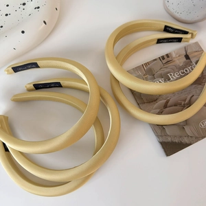 Lot de quatre serre-têtes en satin jaune avec rembourrage éponge et étiquette artisanale