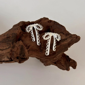 Sweet Elegant Silver Bowknot Earrings For Women Hollow Ribbon Design Alloy Lace Edge Stud Earrings Fashion Daily Jewelry Accessory