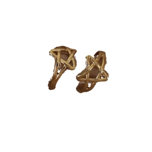 Clips d'oreilles étoiles dorées évidées avec design en métal entrelacé pour femme