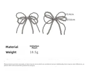 Détail macro de breloques de chaussures en perles avec poids 18,5g et mesures de perles
