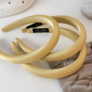 Lot de trois serre-têtes rembourrés en satin jaune avec design fait main
