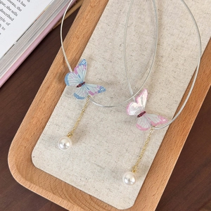 Collier ras du cou élégant avec papillon iridescent et perle pour femme style pompon