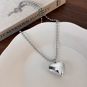 Collier avec pendentif cœur en argent poli sur une chaîne à billes et fermoir mousqueton