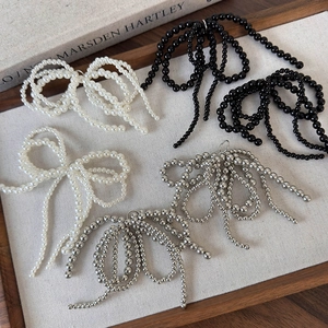Breloques de chaussures élégantes avec nœuds en perles blancs, noirs et argentés tendance
