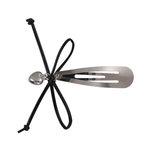 Barrette à nœud en cordon de cuir noir avec pendentif cœur argenté sur clip BB