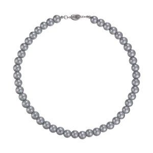 Élégant collier de perles grises avec un fermoir ovale en argent sur fond blanc