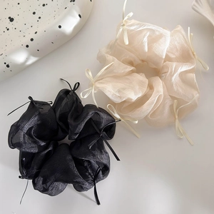 Dettaglio dell'elastico in organza champagne con piccoli fiocchi in nastro eleganti