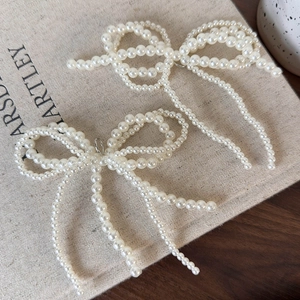 Détail de bijoux de chaussures avec nœuds en perles et élégants pompons sur toile