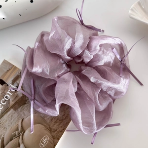 Vista dettagliata dell'elastico in organza viola chiaro con fiocchi di nastro satin