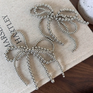 Détail de breloques de chaussures en perles argentées avec finition miroir polie