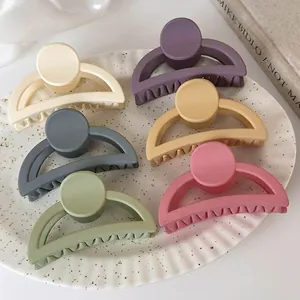 Pince à Cheveux en Acrylique Dépoli Sucrée Grande Pince Requin Croissant Creux pour Femmes Accessoires de Cheveux Géométriques Mats Élégants