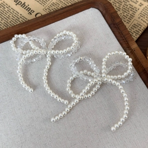 Détail de breloques de chaussures élégantes en perles et cristal sur fond rustique