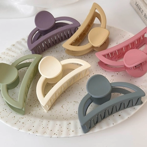 Lot de 6 pinces à cheveux mates aux couleurs Morandi dans un plat en céramique