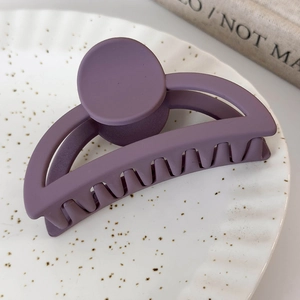 Détail d'une pince à cheveux mate violette sur une assiette pour un style élégant