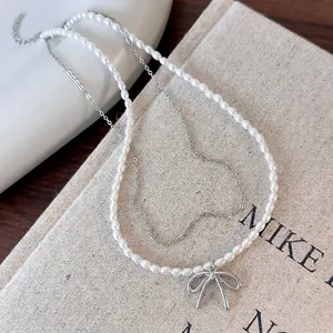 Elegante Collana a Doppio Strato con Künstliche Perle d'Imitazione Bianche e Ciondolo a Fiocco in Lega Argento Girocollo da Donna