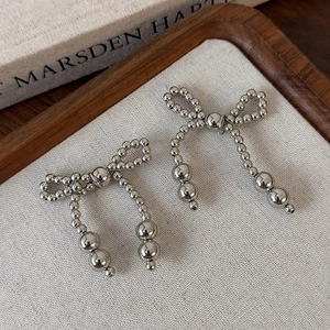 Détail de bijoux de chaussures avec nœud en perles argentées et franges élégantes
