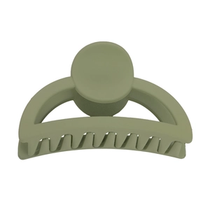 Pince à cheveux griffe vert olive mat avec un design épuré en forme de demi-cercle