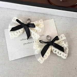 Détails de breloques nœuds en dentelle blanc cassé faits main avec satin noir et clips