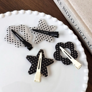 Set di fermagli per capelli a pois a forma di fiore e stella in acrilico su piatto bianco